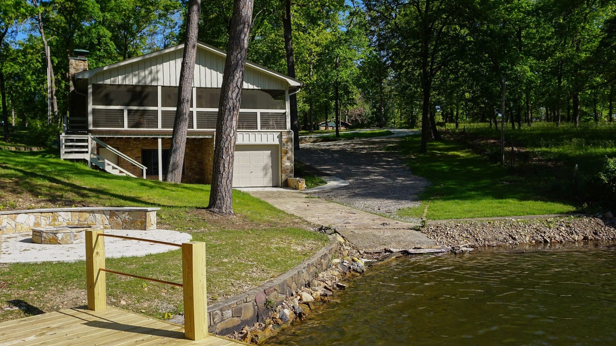Rockwell House | Copper Porch Cottage on Lake Hamilton, Fire pit, Fishing Dock, Boat Ramp, Views!