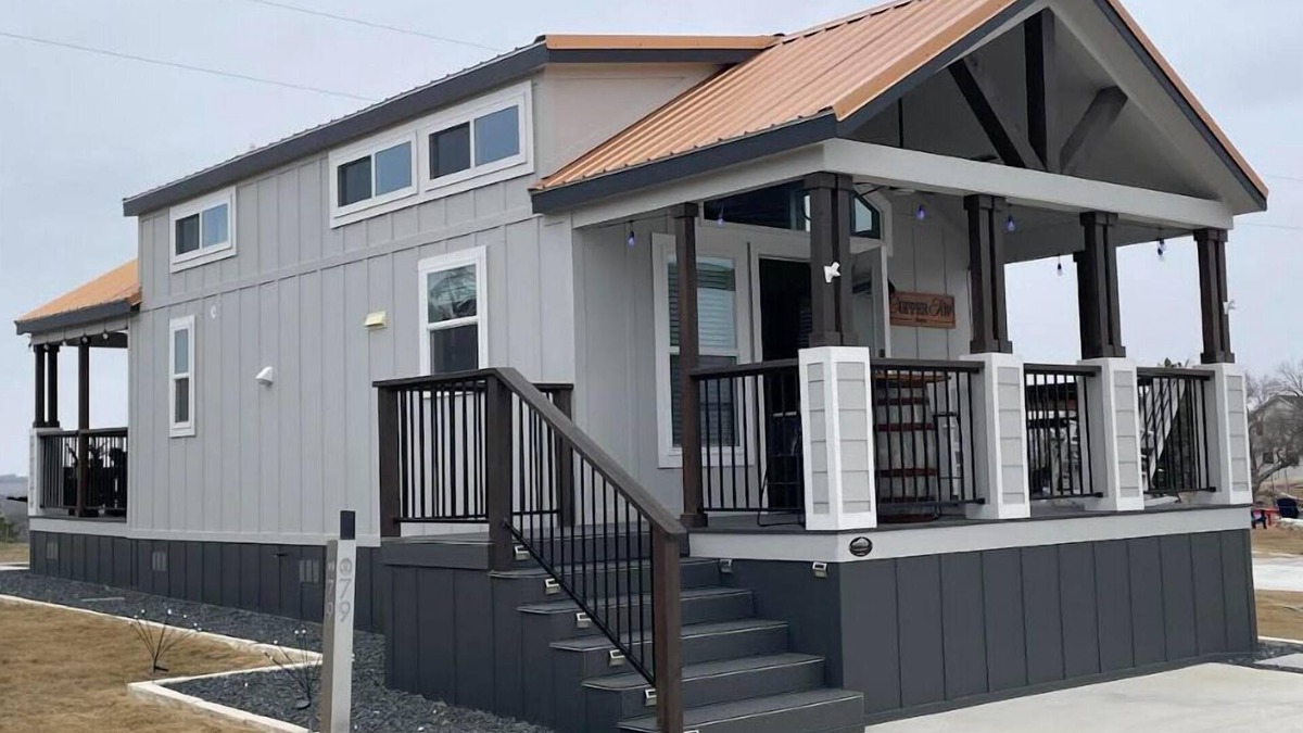Fredericksburg Cottage | Copper Top - 079