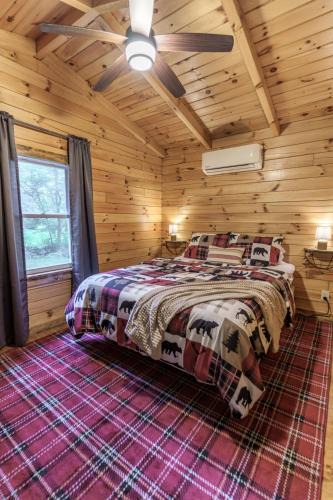 Logan House | Copperhead Cabin- Hocking Hills Hot Tub Games