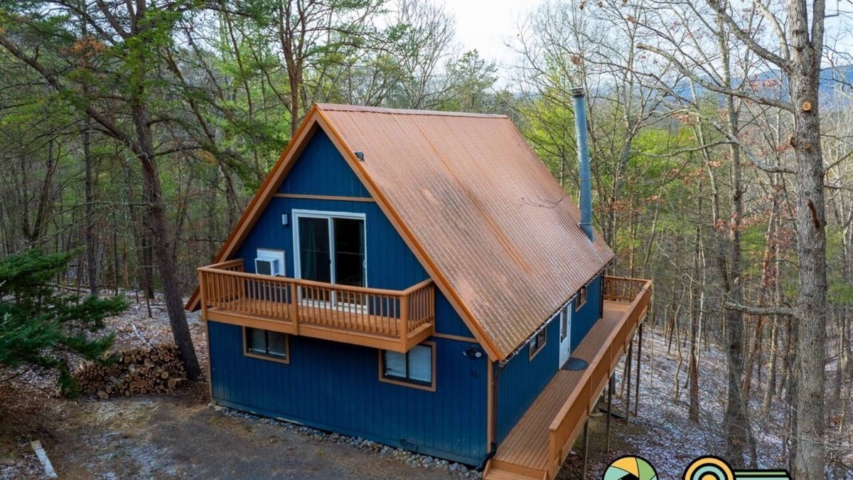 Mount Jackson Ski Chalet | Coppertop Chalet - cozy and convenient!