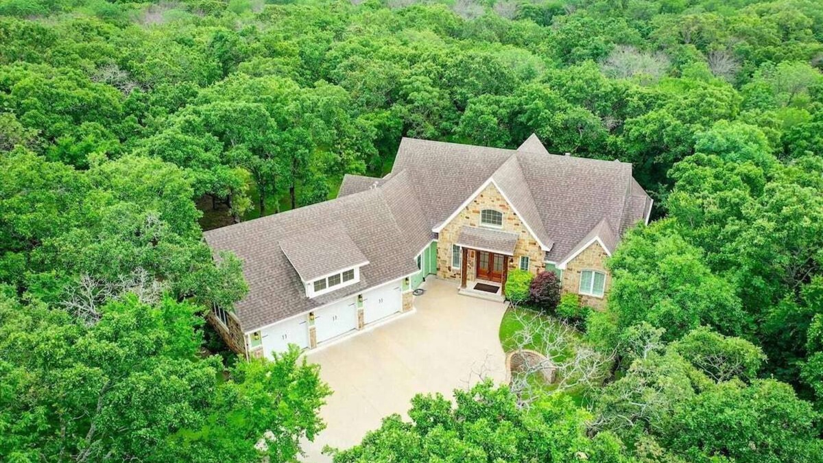 Oak Point House | Coral Cove: Luxury Lake Retreat with Nature Views and Hot Tub