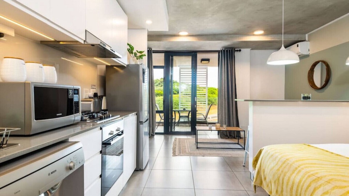 Hillhead Apartment | Coral Point Executive Studio Apartment E316
