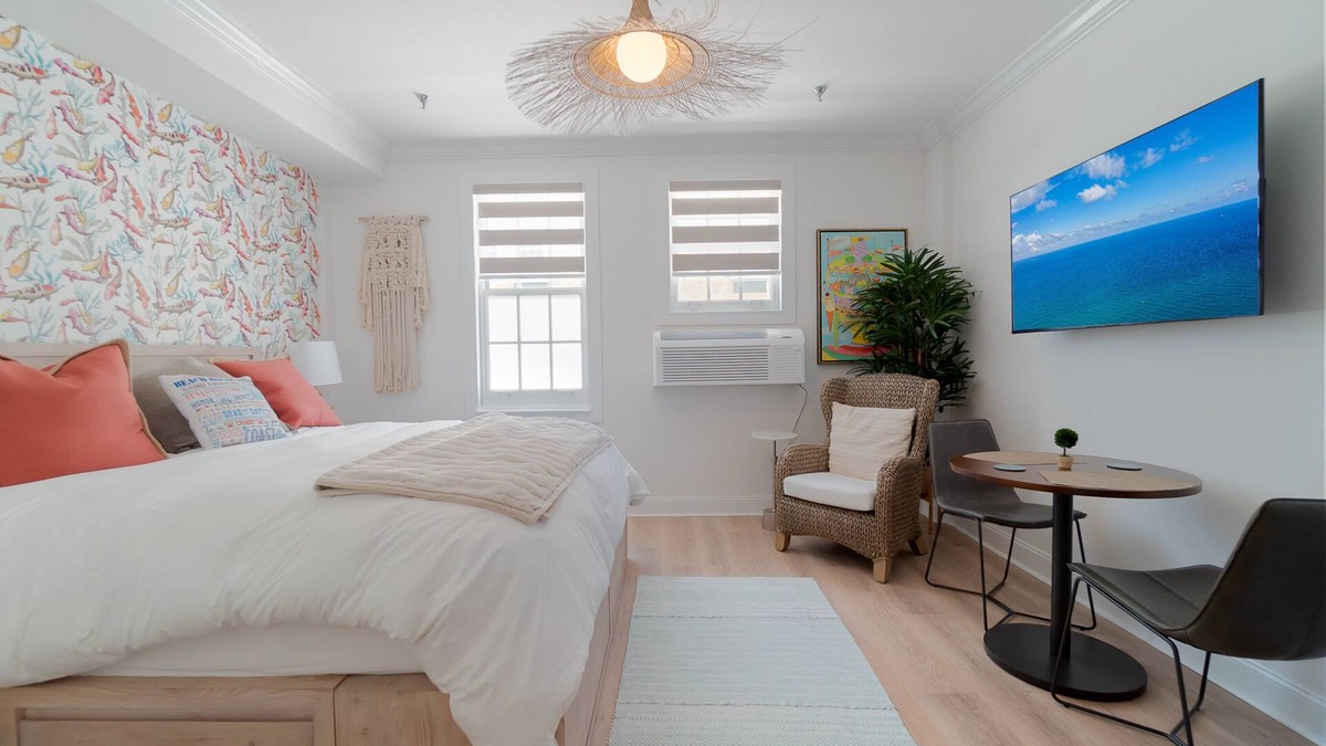 Palm Beach - West Palm Beach Condo | Coral Reef King Retro King Suite - Palm Beach Island near Beach