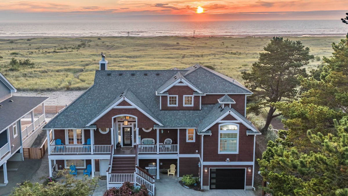 Klipsan Beach House | CORAL SUNSETS & SHIMMERING DEEP BLUE OCEAN VIEWS. LASTING MEMORIES MADE HERE!