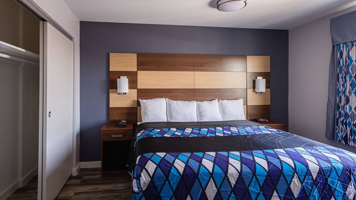 Inver Grove Heights Hotel | Coratel IGH - Deluxe 1 King Suite NS