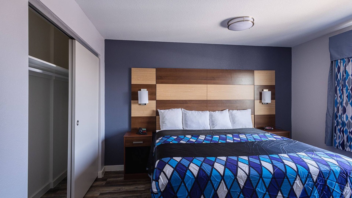 Inver Grove Heights Hotel | Coratel IGH - Deluxe 1 King Studio with Kitchenette NS Oversized