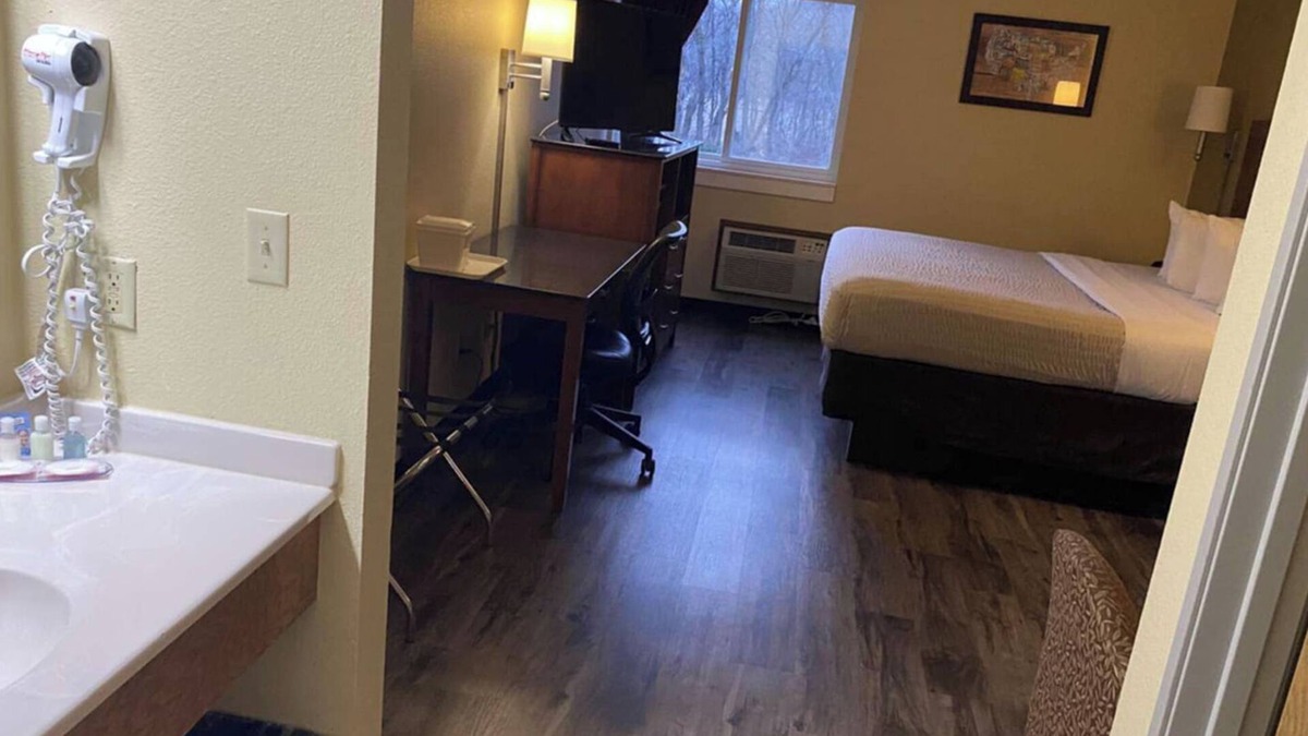 River Falls Hotel | Coratel Inn and Suites By Jasper Riverfalls - Standard 2 Queen Bed NS