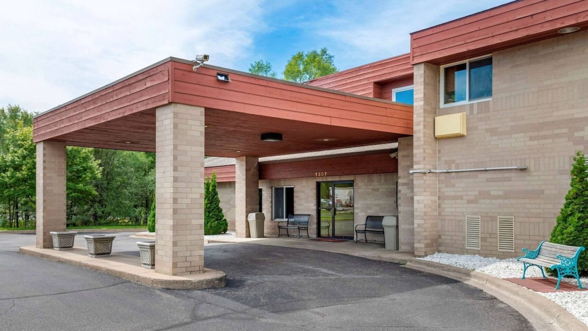River Falls Hotel | Coratel Inn and Suites By Jasper Riverfalls - Standard 1 King Bed Non Smoking