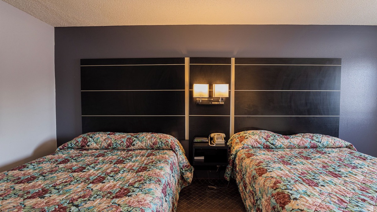 Hastings Hotel | Coratel Inn and Suites By Jasper Hastings - 2 Queen Bed Non Smoking
