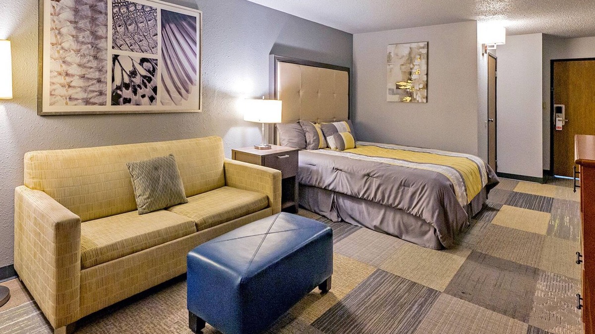 Fairfield Hotel | Coratel Inn by Jasper Iowa Fairfield - 1 King Suite with Sofa Bed Non Smoking