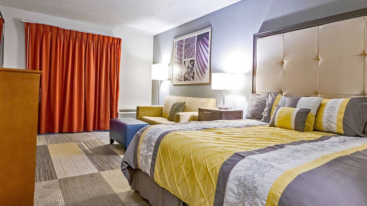 Jefferson County Hotel | Coratel Inn by Jasper Iowa Fairfield - Comfort 1 King Suites with Sofa Bed NS