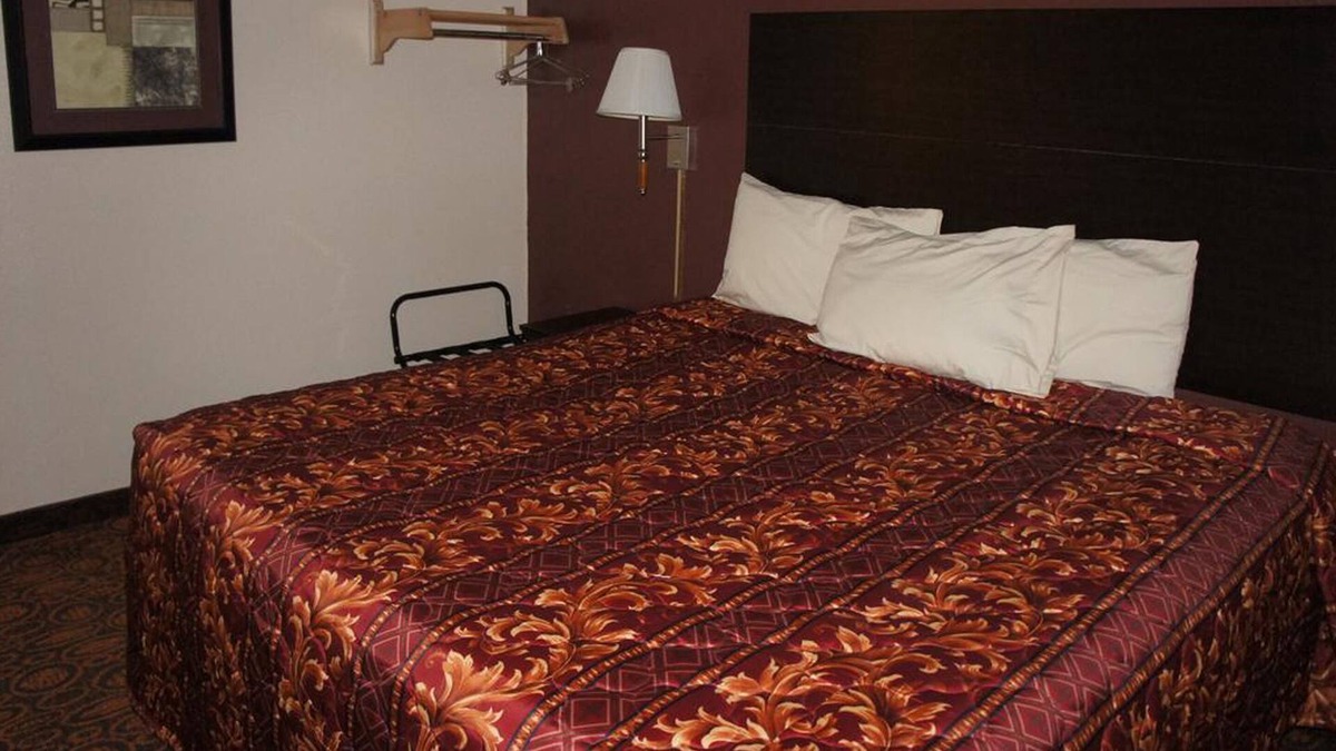 Waite Park House | Coratel Inn & Suites By Jasper Waite Park - Deluxe 1 King Bed Non-Smoking