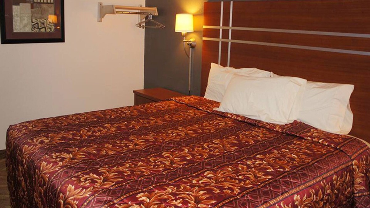 Waite Park House | Coratel Inn & Suites By Jasper Waite Park - Comfort 1 King Bed Non-Smoking