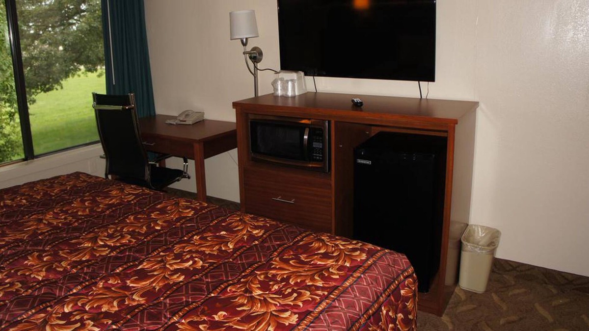 Waite Park House | Coratel Inn & Suites By Jasper Waite Park - 1 Queen Bed Accessible Non-Smoking