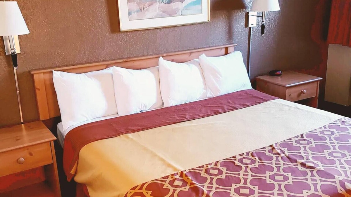 Mankato House | Coratel Inn & Suites by Jasper Mankato -Deluxe 1 King Bed NS