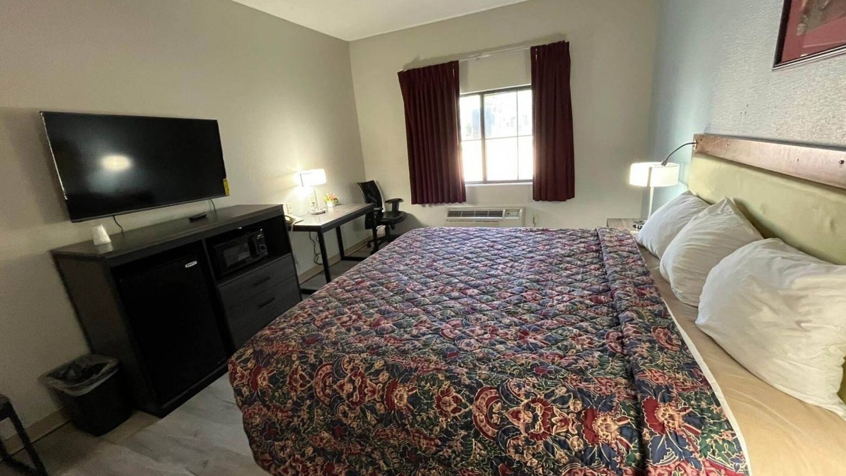 College Hill Hotel | Coratel Inn & Suites by Jasper Wesley-Standard 1 King Bed Non-Smoking