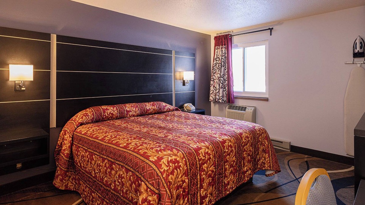 Hastings Hotel | Coratel Inn & Suites by Jasper Hastings - 1 King Bed Non Smoking