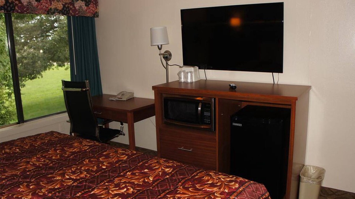 Waite Park House | Coratel Waite Park - Comfort 1 King Bed NS