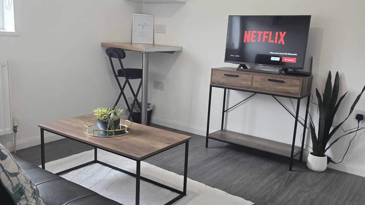 Corby Apartment | Corby City Centre -2 Bedrooms with sofa bed ideal for contractors & families