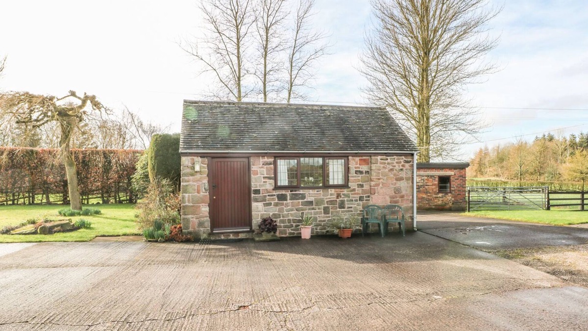 Stoke-on-Trent Cottage | CORDWAINER COTTAGE, romantic, character holiday cottage in Bagnall