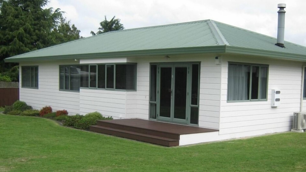 Taupo House | Corena's Place - walking distance to lake and town. Includes linen and wifi.