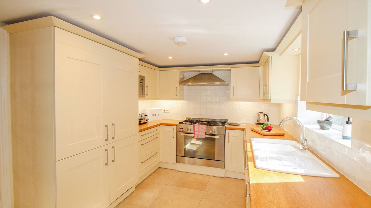 Corfe Cottage | CORFE LODGE, family friendly, with open fire in Corfe Castle