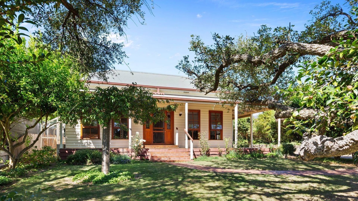 Mansfield Cottage | Cork Oak Cottage: 3 BR, 2 BA Cottage in Mansfield, Sleeps 6