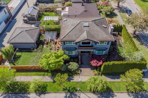 Arbutus Ridge House | Corkscrew Willow Estate