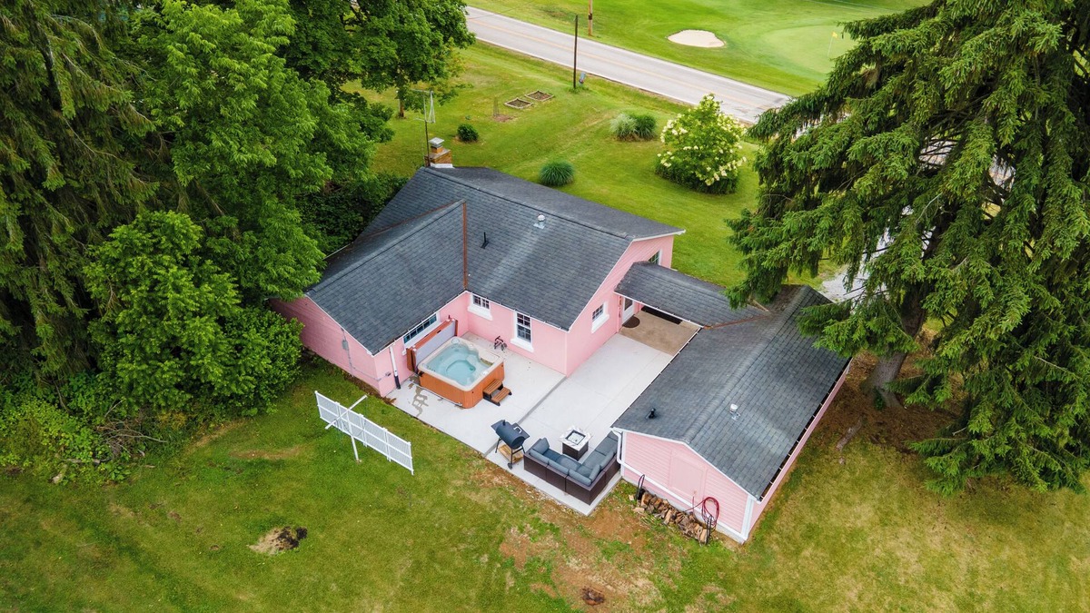 Perrysville Cottage | Corky's - Sleeps 8/Hot tub/Golf views in the heart of Mohican State Park!