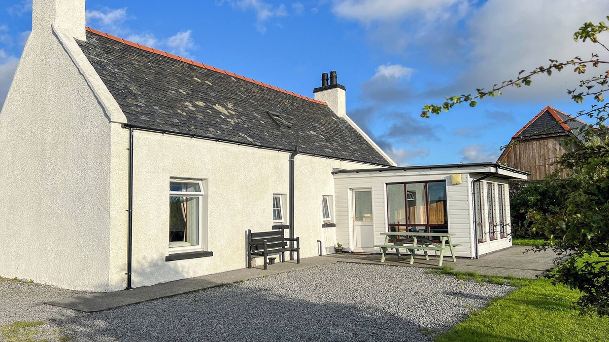 Aisgernis Cottage | CORNCRAKE COTTAGE (SU), pet friendly in Daliburgh, Isle Of South Uist