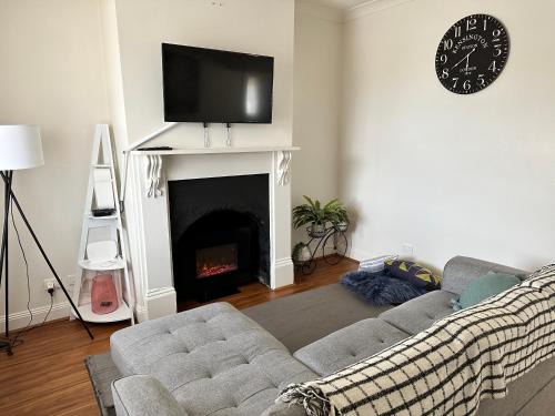Mount Gambier House | Cornelias Cottage Mount Gambier Central