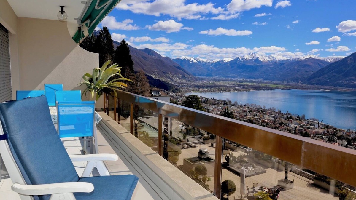 Orselina Apartment | Corner apartment on the 3rd floor for 1-5 persons.