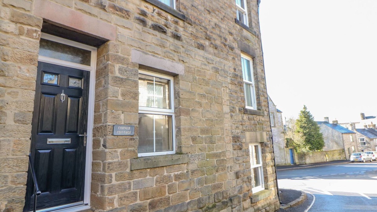 Tideswell House | CORNER COTTAGE, pet friendly in Tideswell