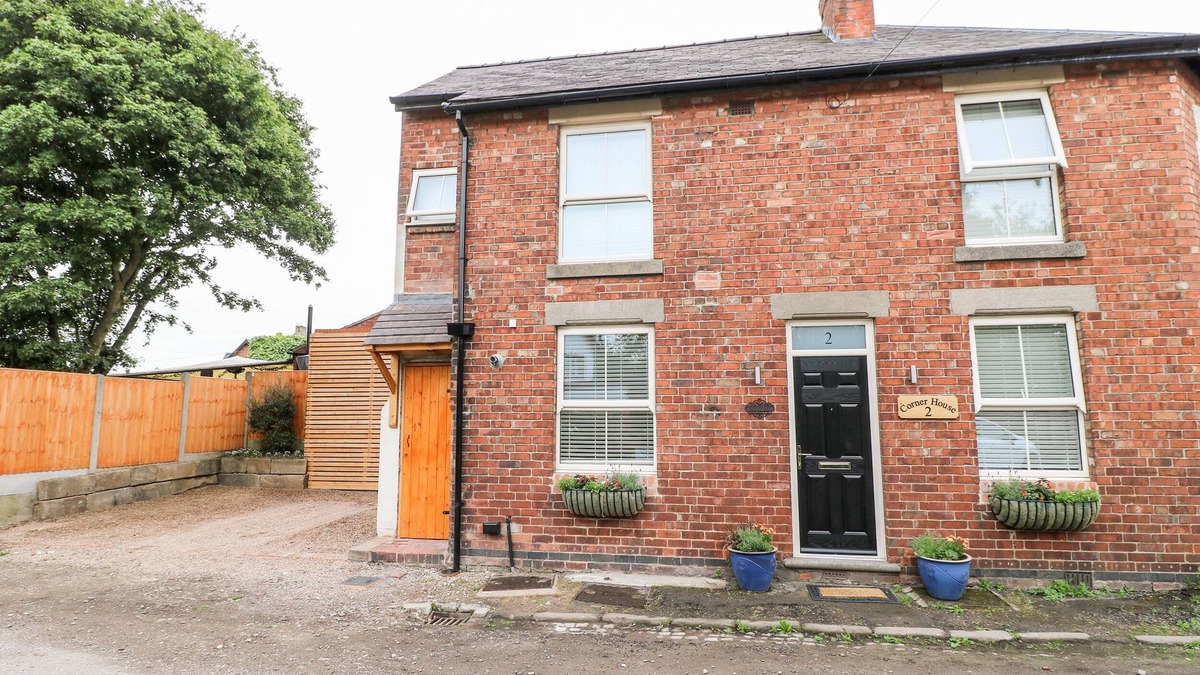 Ilkeston Cottage | CORNER HOUSE COTTAGE, pet friendly in Ilkeston
