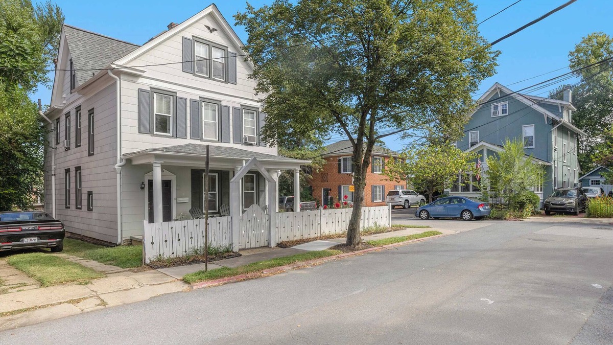 Annapolis House | Corner House - Cozy Five Star 2 Bedroom Suite. Downtown and Stadium. Parking!