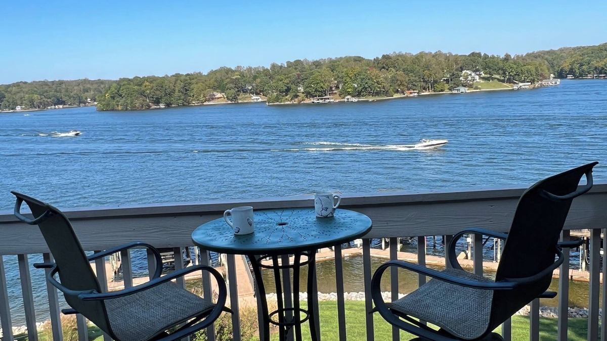 North Shore Condo | Corner SML Waterfront Penthouse Condo-King Beds