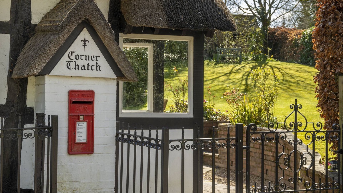 Harvington Cottage | Corner Thatch - a charming cottage that sleeps 4 guests in 2 bedrooms