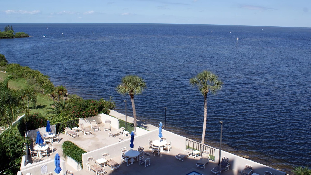 Hudson Condo | CORNER UNIT- SPACIOUS 1400 SQUARE FEET! 2 BALCONIES! GULF VIEWS! 5 STAR!