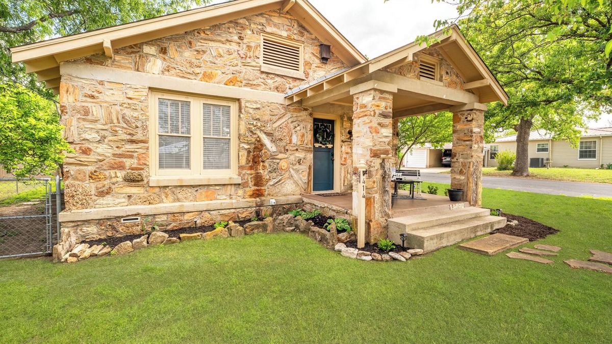 Stephenville House | Cornerstone Cottage-Near Downtown-Pet Friendly
