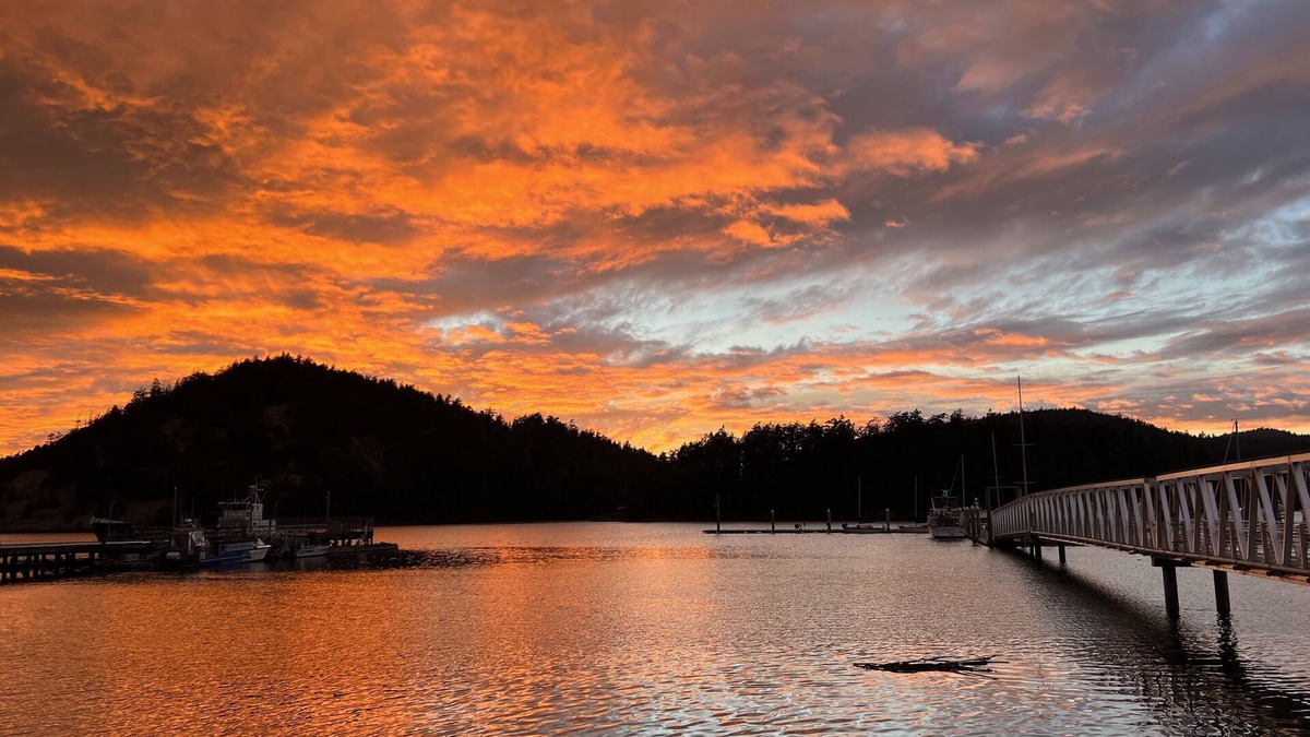 Oak Harbor House | Cornet Bay home at Deception Pass State Park, 100 ft to beach, huge yard pets ok