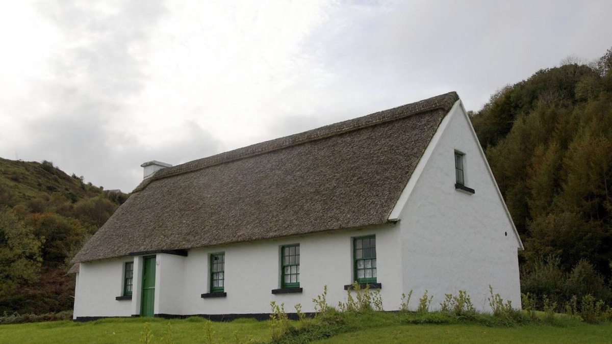 Corofin Cottage | Corofin Lake Cottage No 7 - a two story that sleeps 6 guests in 3 bedrooms