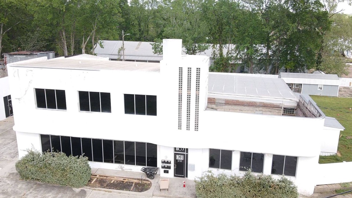 McComb Apartment | Corp/Executive SHORT TERMnBeautiful 1940;s Art Deco NEHI bottling GATED PARKING