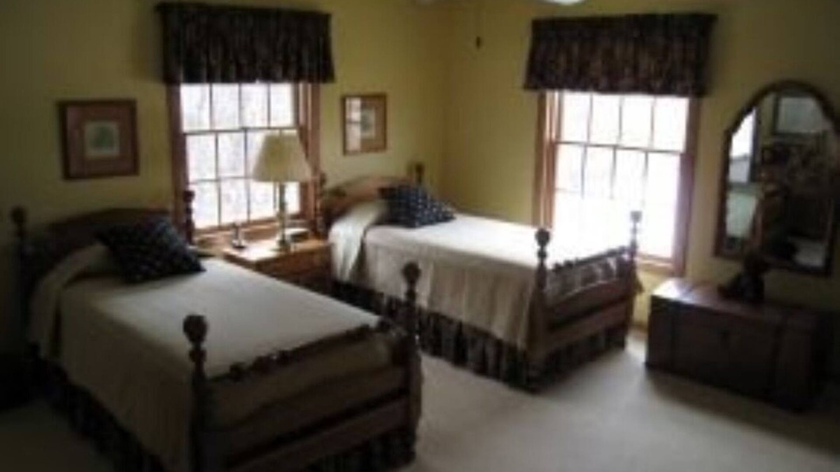 Black Wolf House | Corporate Executive Rental for EAA Airventure Close to EAA w/flying over house!
