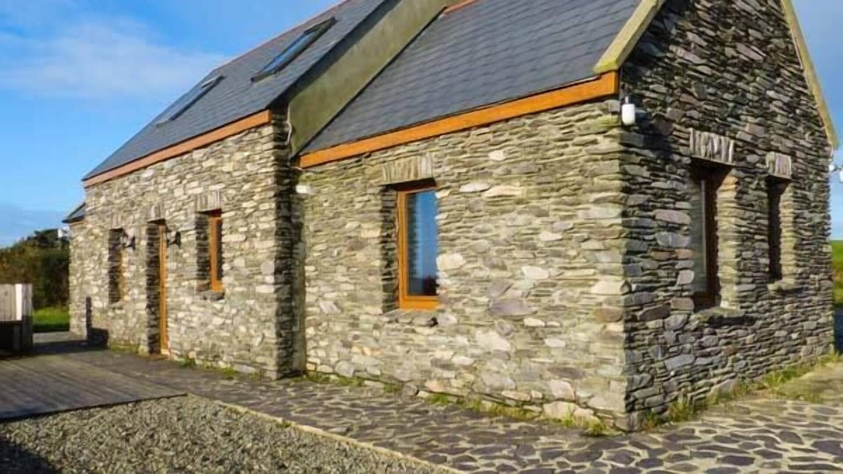 Derreennatra Cottage | CORR AN DROMA, pet friendly, with open fire in Schull, County Cork