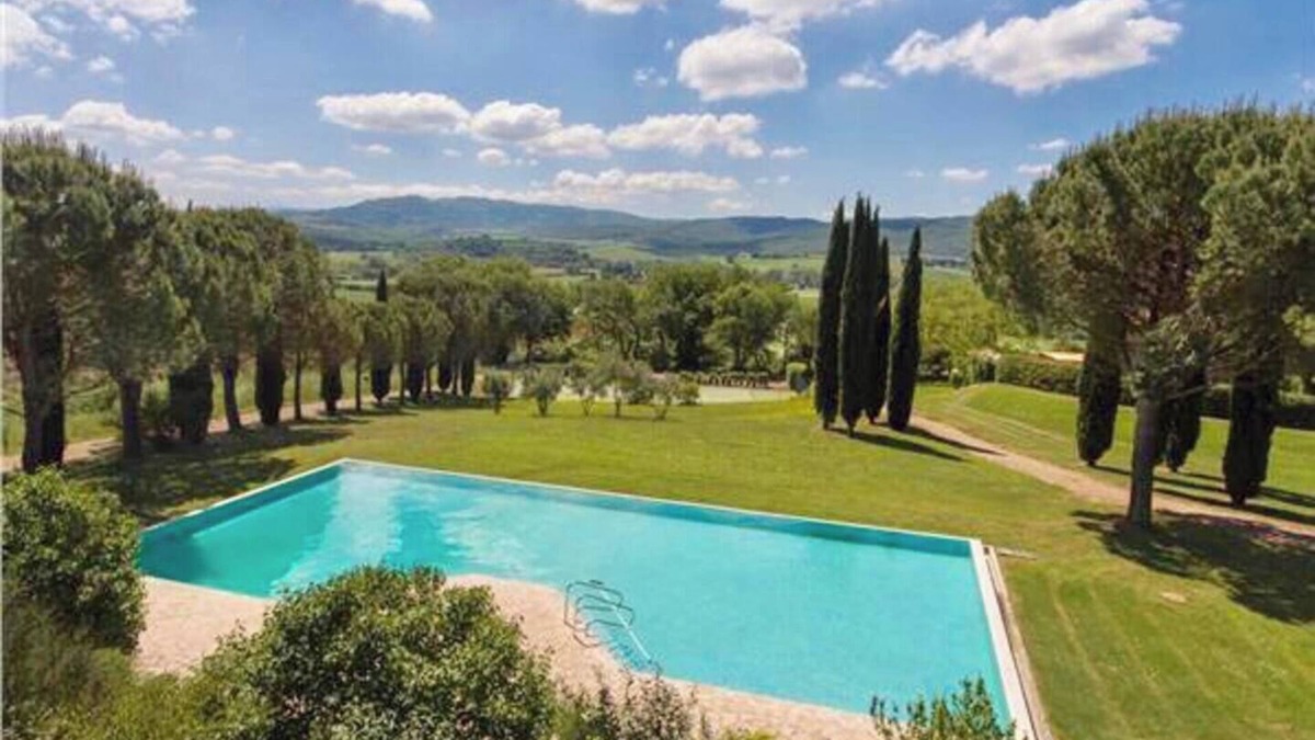 Buonconvento House | Cortile del Pozzo family home sleeps 8 with private garden by Italian Apartments