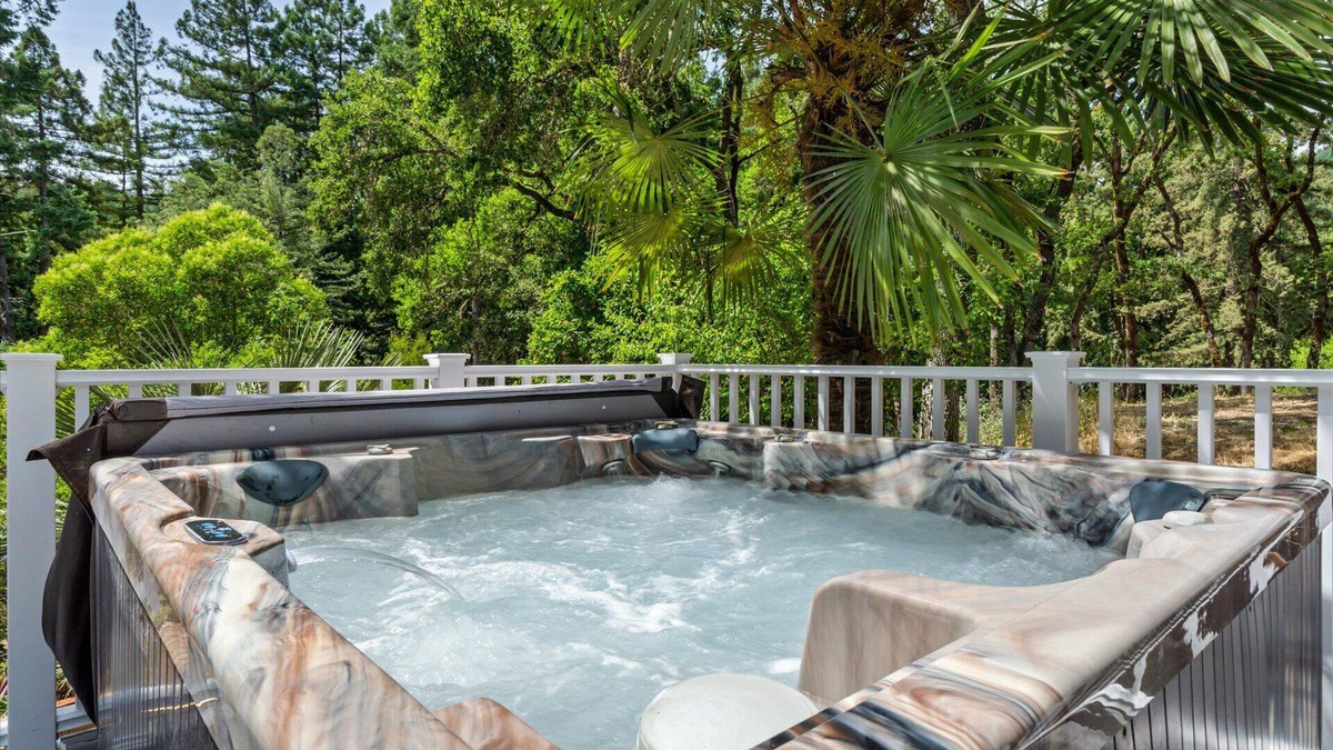 Hacienda House | Cosmo Retreat:FUN & Stylish Retreat in Redwoods! BocceBall! HtTb/Pup/WiFi/AC/