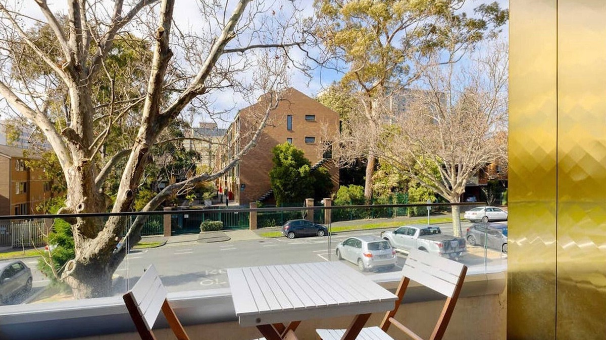 Carlton Apartment | Cosmo Stays- Peaceful 2BR Designer Apartment. Fabulous Location. Free Parking.