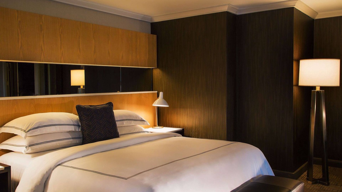 Downtown Toronto Hotel | Cosmopolitan Charm: Fine Dining, City Proximity, and Luxury Accommodations