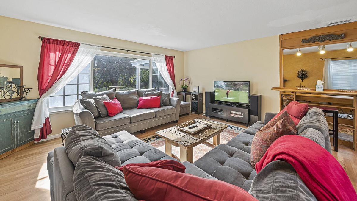 Westside Costa Mesa House | Costa mesa 4 bedroom home with Jacuzzi large yard next to a park.