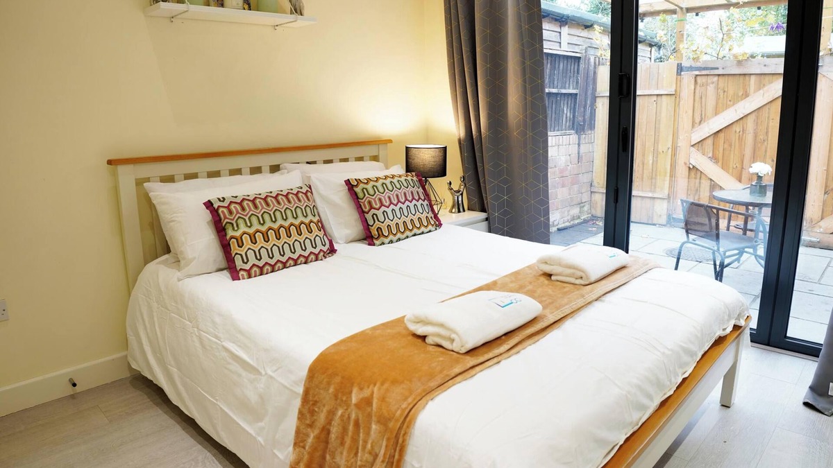 Stanwell Apartment | Cosy 1 Bed-Flat with Patio Near Heathrow